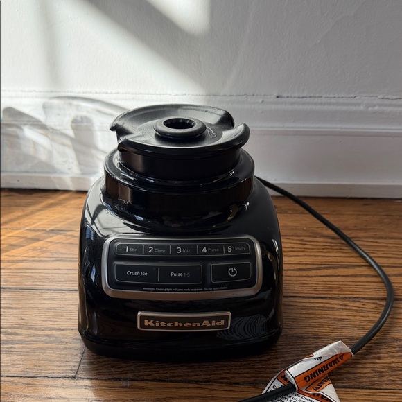 KitchenAid Black 60-oz Contour Silver 630-Watt Pulse Control Blender - Picture 4 of 11